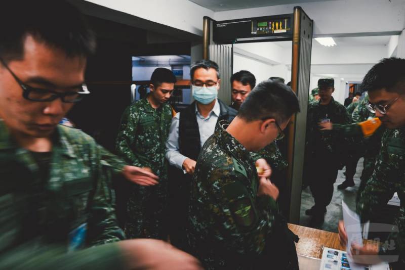 參與演習人員配合憲兵實施安全檢查。（軍聞社記者文仁攝）
