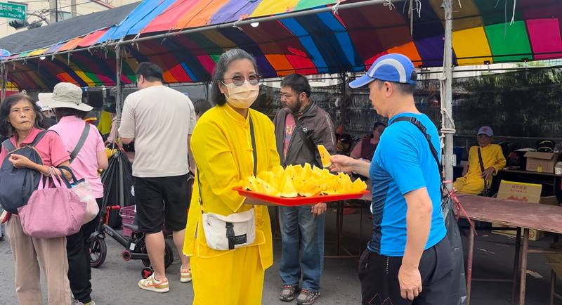 台中大甲鎮瀾宮媽祖回鑾，沙鹿、清水地區沿途信眾12日持續提供免費點心，這些免費食物讓參與廟會活動的外國人直呼「太驚奇」。