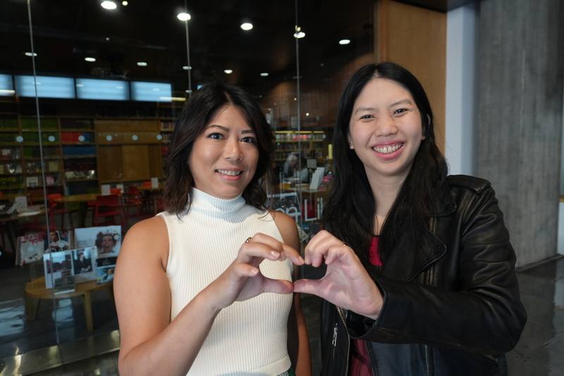 學者蔡佩真（左）和黃麗慧（右）分別從美國和加拿大搭機來倫敦參加「多元聲音：重構台灣新電影」研討會，她們期盼台灣電影在國際上發光發熱。