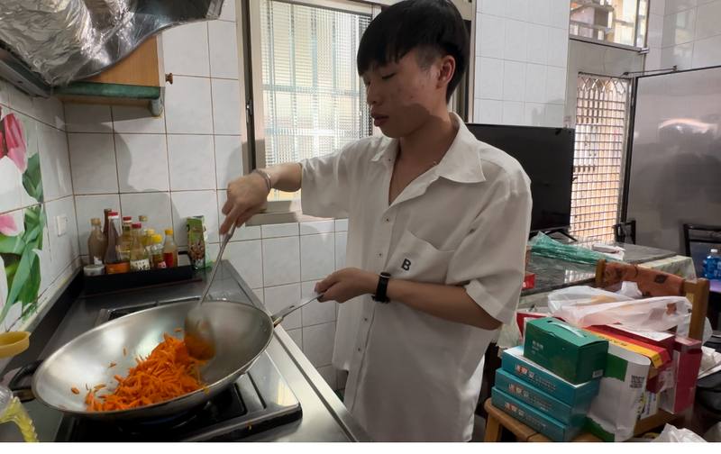 台中大甲鎮瀾宮媽祖回鑾12日進入台中地區，Inside Taiwan曬台灣文化協會邀請40名在台外國人士到場體驗包潤餅與廟會文化，來自緬甸的易之龍（圖）拿起鍋鏟協助備料。