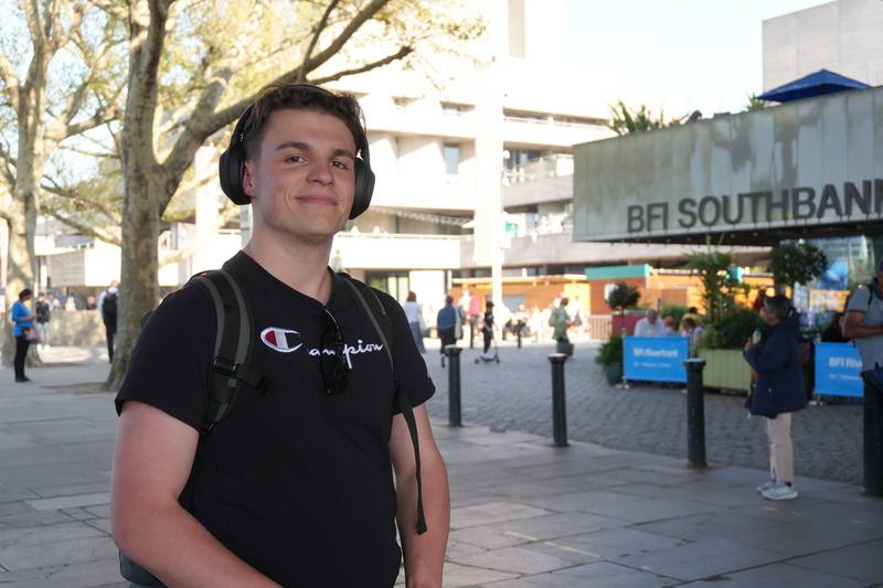 英國居民詹姆士說，他的家人和朋友只看英語電影，他從來沒有想過台灣電影會在倫敦上映，可見台灣電影廣受歡迎，他希望透過電影，了解台灣。