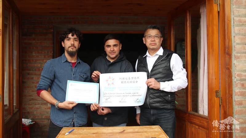 José Contreras、Asociación Civil Antu Quillen會長Gabriel Medina及洪瑞堂簽署捐贈