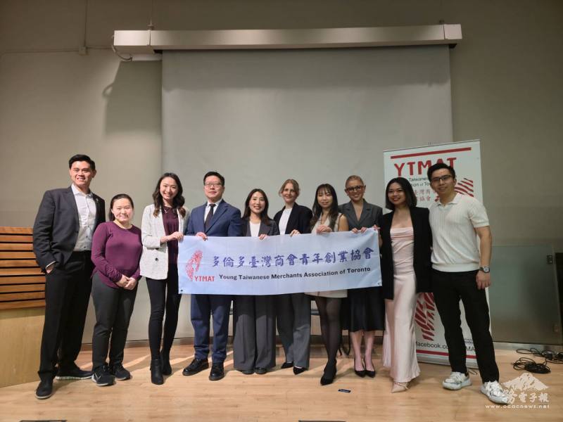 多倫多文教中心主任藍柏青(左四)與Madeline Soubry(右五)、數位行銷顧問Amanda Flora(右三)、擁有金融與時尚背景的Michelle Choi(左 五)、工程師Jolene Chu(右四)等4位傑出女企業家講者、青創會會長鄺芷茵(左三)及其成員合照