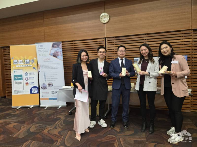 藍柏青與青創會團隊合照推廣臺灣美食小吃