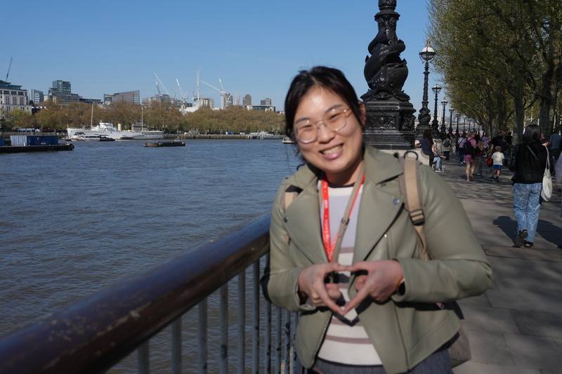 來英國工作3年的林妙恆用雙手比出一個心，象徵「人在英國、心繫台灣；想台灣、愛台灣」。她要帶英國朋友和同事一起來看台灣電影，希望他們會像她一樣喜歡台灣、愛台灣。