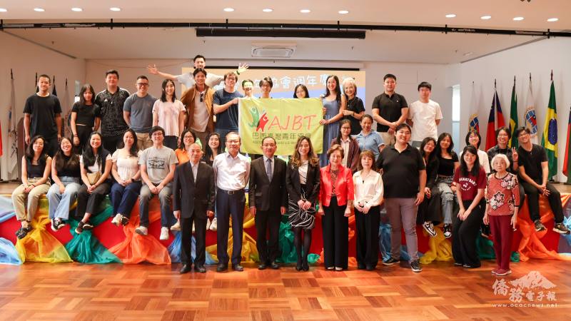 駐聖保羅辦事處處長朱怡靜、聖保羅文教中心主任尤正才、執行長陳分逸、貴賓與協會會員合影