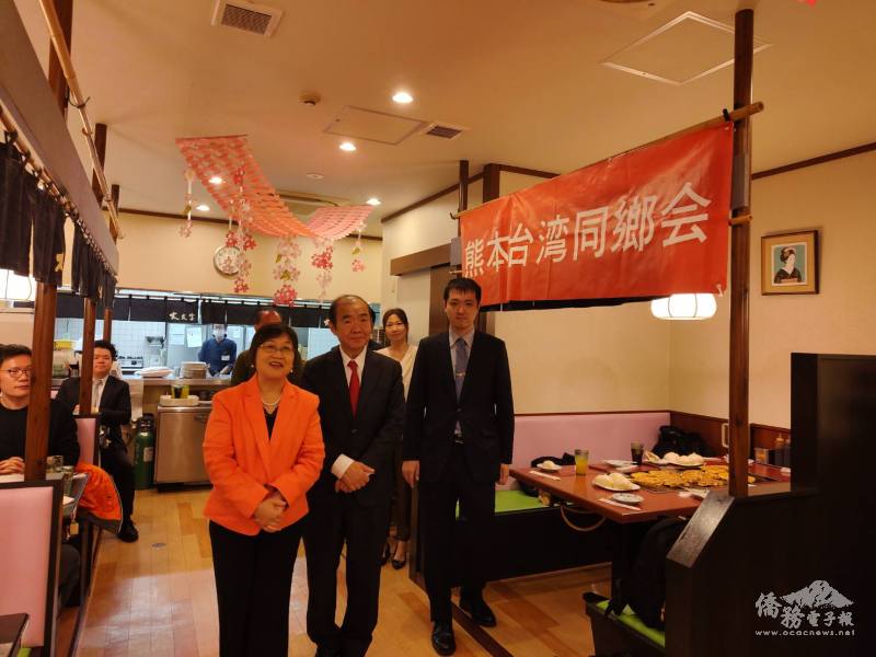 徐佳青(左一)與駐福岡辦事處處長陳銘俊(中)參加熊本臺灣同鄉會晚宴