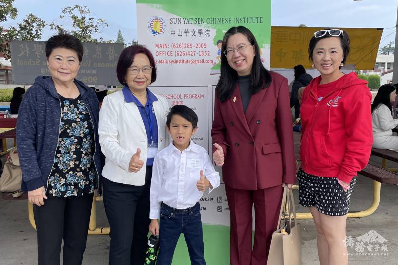 洛杉磯文教中心主任鍾佩珍（右2）、南加州中文學校聯合會會長車慶餘（左2）為參賽者加油打氣（南加州中文學校聯合會提供）