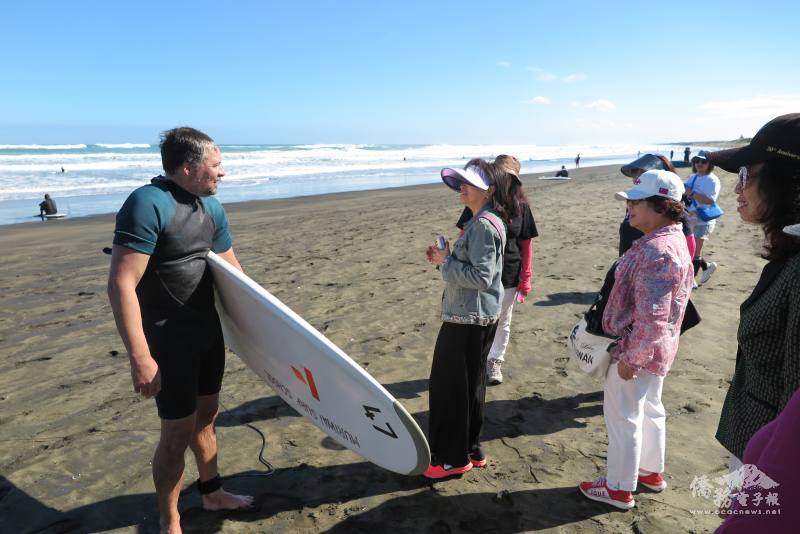 僑領們向當地民眾說明理念，希望引起他們對臺灣參與世界衛生組織議題的關注