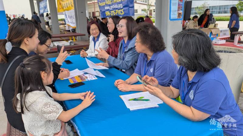 南加州中文學校聯合會工作團隊回應家長提問（南加州中文學校聯合會提供）