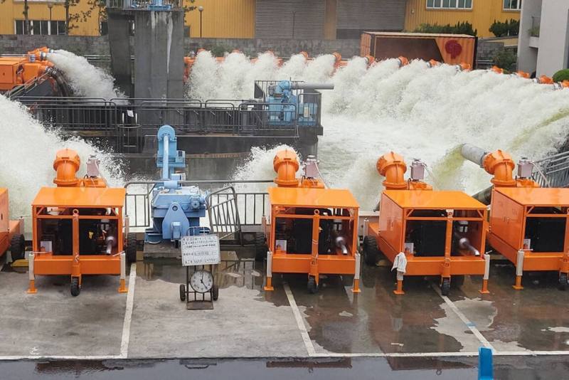台南市政府獲經濟部水利署補助，增購29台大型移動式抽水機，已於3月31日申報完工，可加入防汛行列。（台南市政府提供）