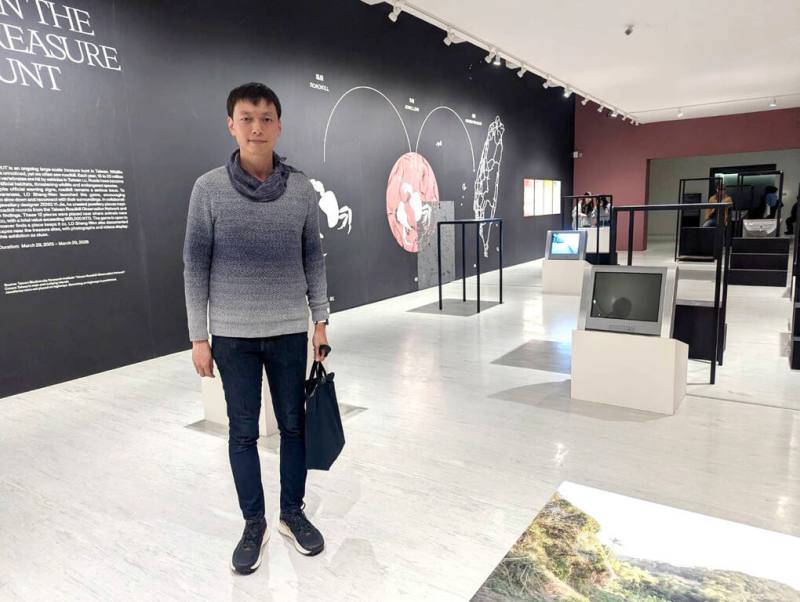 藝術家羅晟文（圖）在台北市立美術館「時代劇場」展中展出作品「看路」，以路殺議題結合尋寶，並展出12處藏寶地點附近的地景照片與錄像，以作為線索，尋寶遊戲進行至2026年3月29日