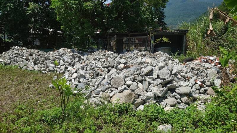 花蓮縣政府向環境部申請補助，於進出台9線、台11線等主要幹道及常見非法棄置廢棄物的路段，設置6處電子智慧圍籬設備，將可即時掌控，立即進行稽查作業。（花蓮縣環保局提供）