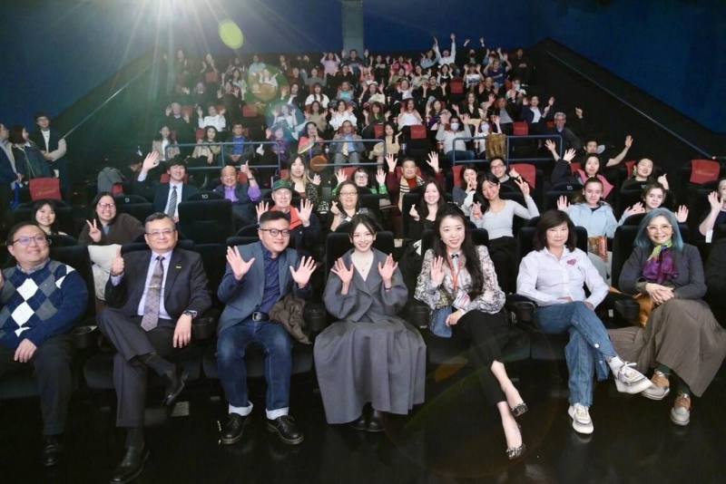 駐芝加哥辦事處長類延峰（左2）與電影「夜校女生」製片唐在揚（左1）、導演莊景燊（左3）及演員陳姸霏（左4），在芝加哥亞洲躍動影展放映會與觀眾合影。（駐芝加哥辦事處提供）