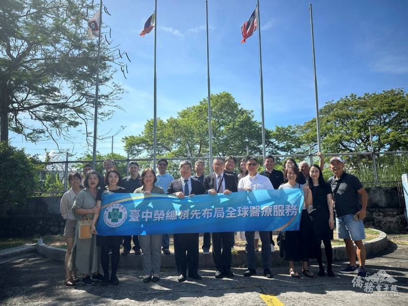 旅菲南線臺商會與臺中榮總團隊合影留念