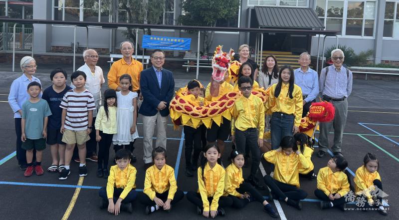 雪梨中華文化學校第一屆粵語文化節熱鬧開場(後排右3江佳慧、後排黃衣者林松)