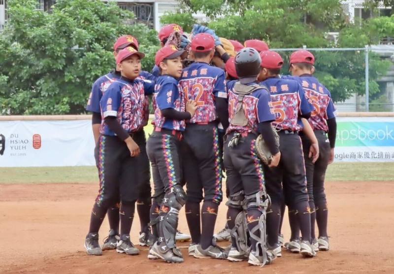 113學年度國小硬式棒球聯賽台東縣紅葉國小（圖）13日單日2勝、睽違12年再闖冠軍戰，14日將與台北市東園國小爭冠，挑戰隊史第2冠。（學生棒球運動聯盟提供）