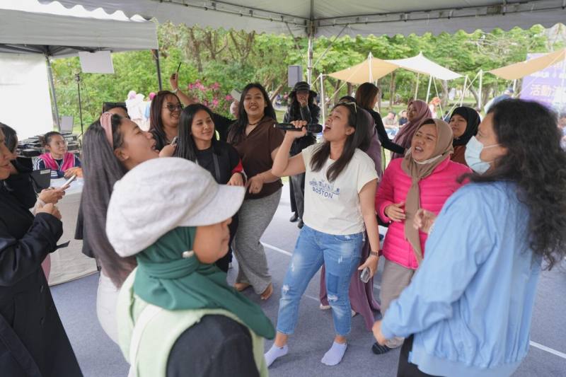 台北市政府觀光傳播局13日在大安森林公園舉辦「2025 Eid-al-Fitr in Taipei 開齋之約 相遇臺北」活動，「草地同樂區」吸引許多民眾現場點歌歡唱。(圖：台北市政府觀光傳播局)