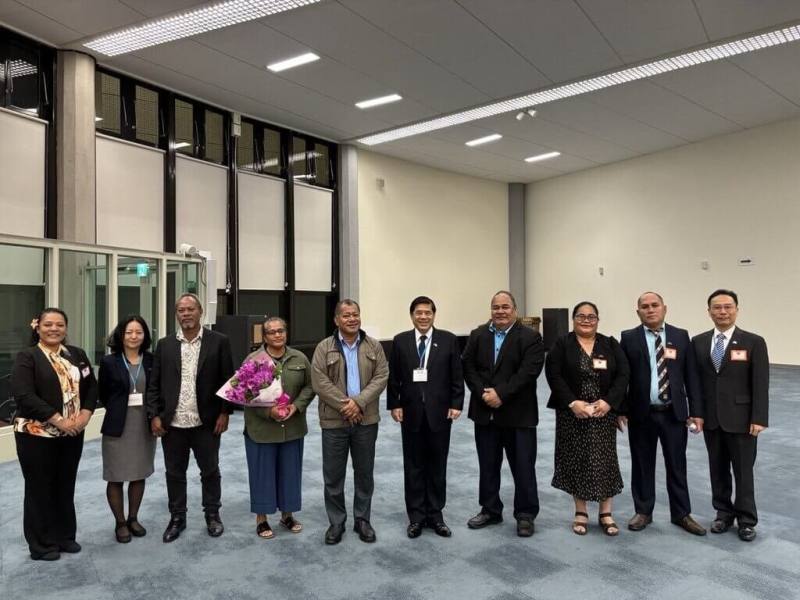 吐瓦魯副總理倪樂索尼（Panapasi Nelesone）（左5）率團訪台，外交部常務次長陳立國（右5）代表政府接機。（外交部提供）