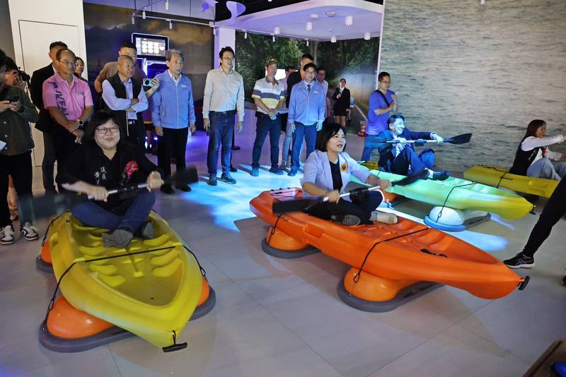 雲林三條崙海洋教育中心14日揭牌啟用，建置AR、VR體驗互動教學區，如多人沉浸式划船、釣魚等，縣長張麗善（前排左2）到場體驗