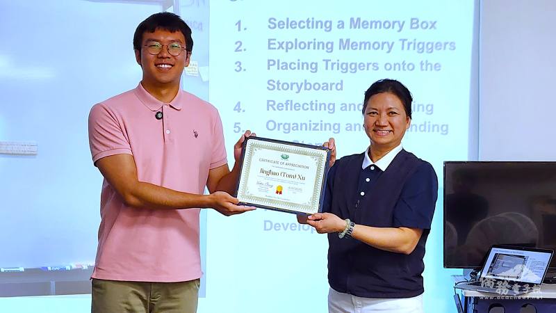 慈濟波士頓聯絡處負責人長金滿(右)送感謝狀給講者徐敬豪