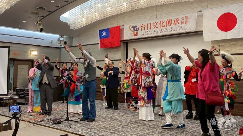 表演者們歡唱跳舞