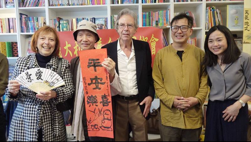 羅馬台灣同鄉會長陳易文（右1）13日邀請台灣書畫家張春發（左2）、旅美華裔茶藝師Charles Du（右2）舉辦活動，藉此推廣台灣文化，出席的義大利民眾都感到十分有趣