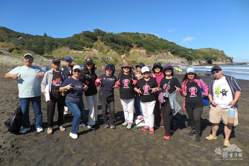 大家有默契的穿著具有臺灣主題的衣服，在黑沙灘上健走相當吸睛