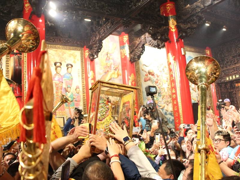 台中大甲鎮瀾宮媽祖遶境活動回鑾行程延遲逾2個小時，14日凌晨1時才回到廟內安座，信徒湧上觸摸神像
