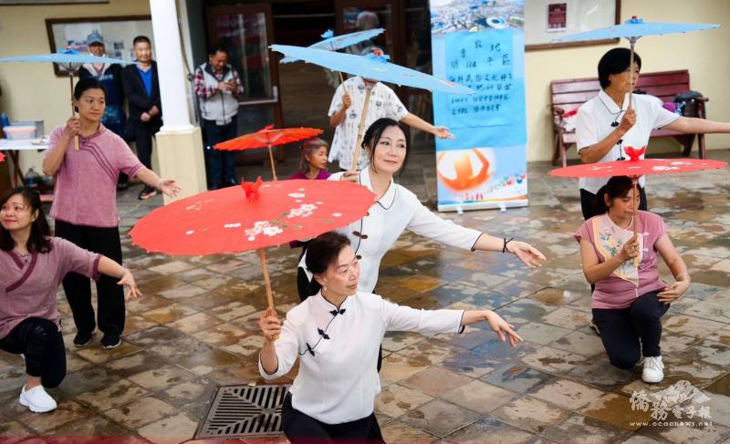 劉玫蒨(中間2)帶領舞蹈班學員表演客家紙傘舞