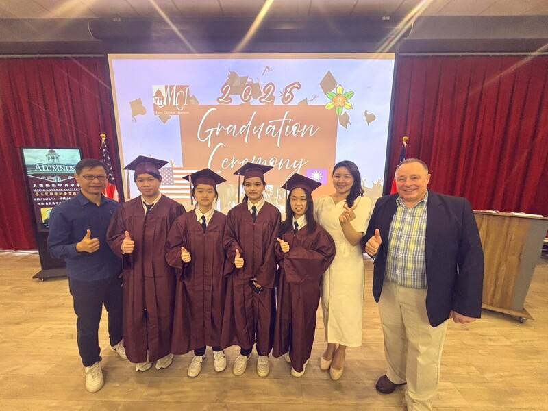 新竹縣義民高中14日表示，與美國緬因中央中學簽署雙聯學制，學生3年來每週全英文上課5小時，並赴美參加1個月科學營，今年首屆畢業生獲2校畢業證書，展現學生學習多元成果