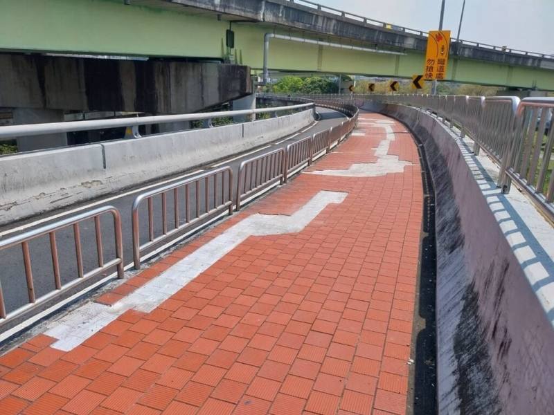 新北市秀朗橋人行道磁磚破裂，工務局將於4月15日至6月13日封閉中和往新店方向人行道，進行鋪面改善工程。（工務局提供）