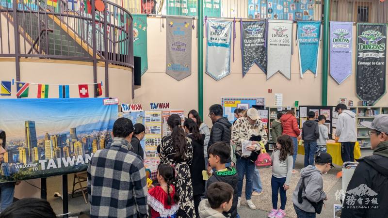 臺灣攤位區人潮絡繹不絕