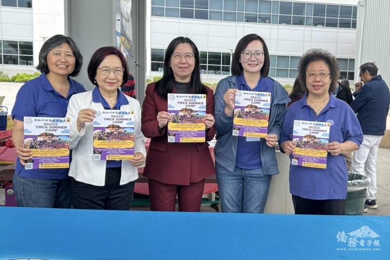 鍾佩珍（中）與南加州中文學校聯合會一同推廣親子學習華語文（南加州中文學校聯合會提供）