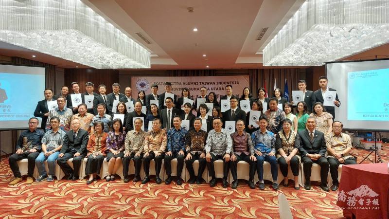 洪振榮(下排中)見證蘇北留臺同學會黃秦祥會長連任第十五屆會長(中排右10)