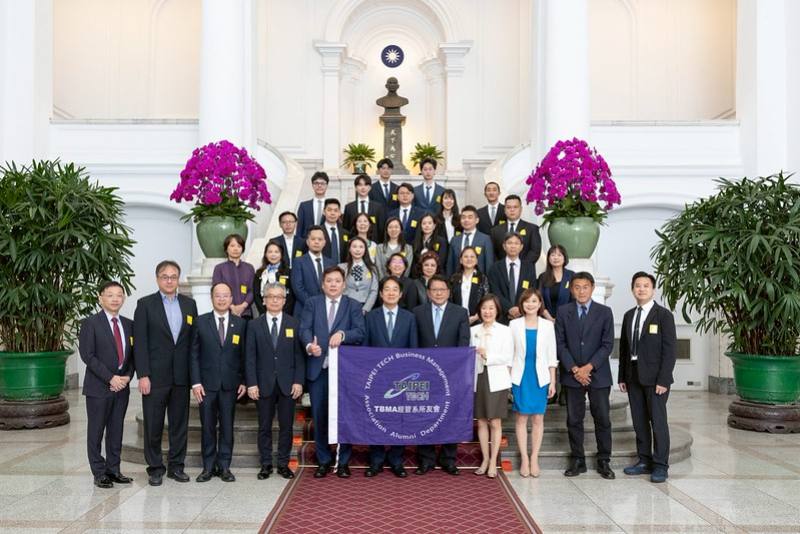 總統與訪賓一行合影