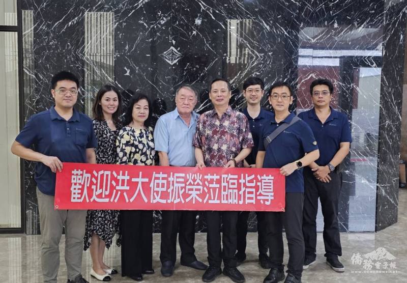 洪振榮(右4)參觀蘇北PT. Universal Gloves醫療手套工廠