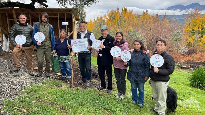 洪瑞堂、李昆堯及丁健民與災民Blanca Millañanco合照