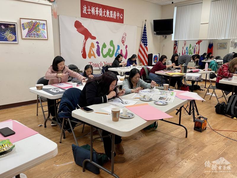 研習老師們繪製青花瓷圖案