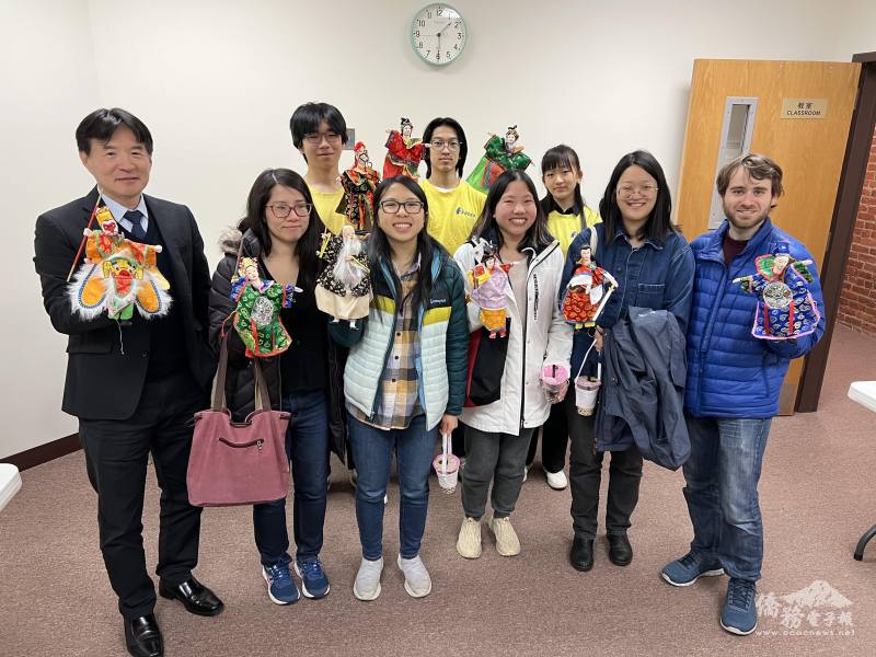 學生和波士頓文教中心主任高家富展示掌中戲的奧妙
