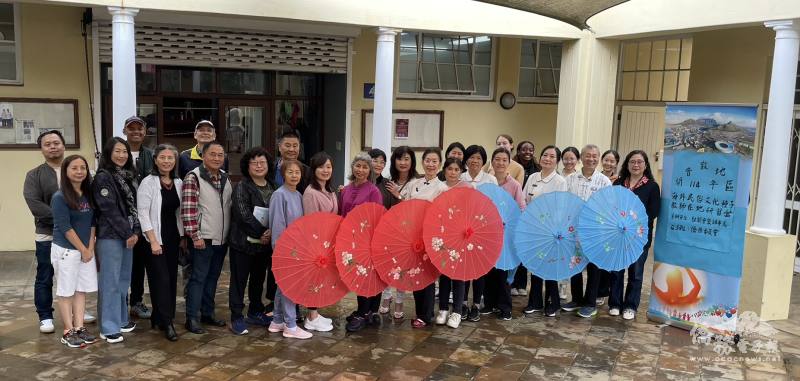 開普敦民俗文化種子教師研習營合影( 前排右3:講師劉玫蒨、後左4:僑務委員王國揚、前左4:急難救助協會會長李浩芳、前左6起:僑務顧問李雅菁、學員邱千玉、僑務顧問宋佳臻、佛光會會長劉治民、僑務秘書李綺霞、學員蕭蘭、蔡玫容、陳麗霜、蘇亦淳)