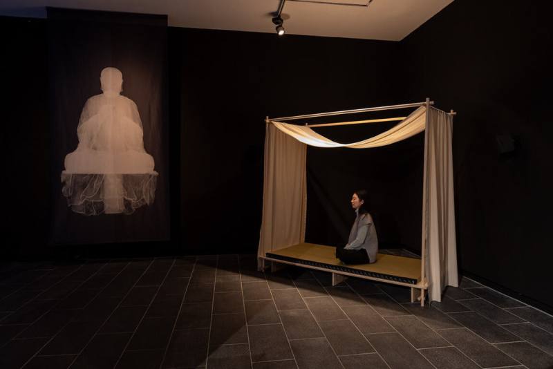 「陰影與虛無：佛陀¹⁰」展覽，將歷史悠久的佛教雕塑與當代作品並陳，邀請觀眾體驗一場傳統與現代的佛教藝術對話，探索佛教藝術和文化認同。（英國曼徹斯特藝術中心esea contemporary提供）