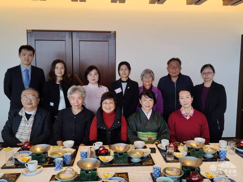 僑委會委員長徐佳青與鹿兒島臺灣華僑會成員合影
