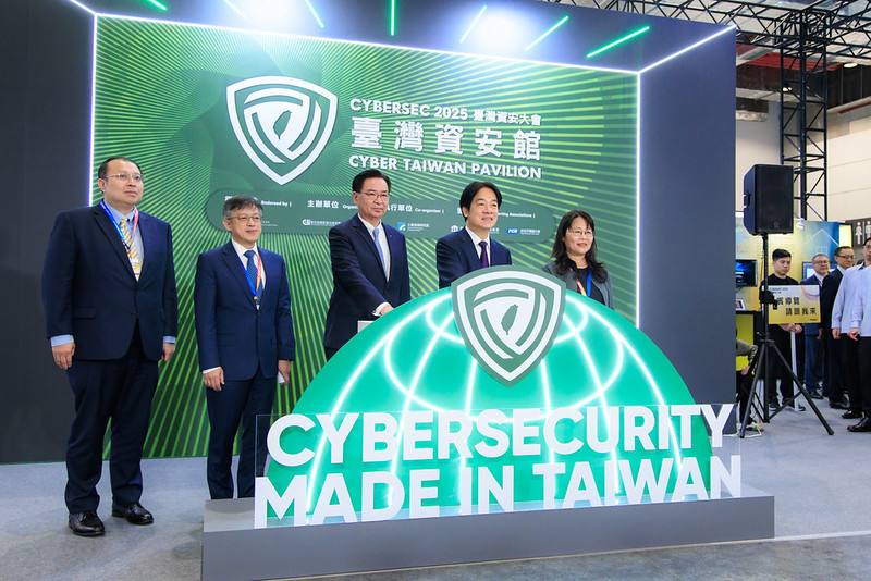 總統與出席貴賓合影