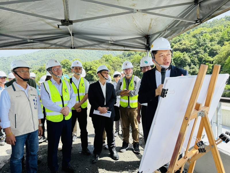 政務委員兼工程會主委陳金德14日率隊，與宜蘭縣政府代理縣長林茂盛、立法委員陳俊宇等人，視察安農溪輕艇激流標桿競賽場地工程