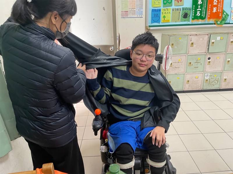 特教助理人員協助與指導學生穿脫衣物