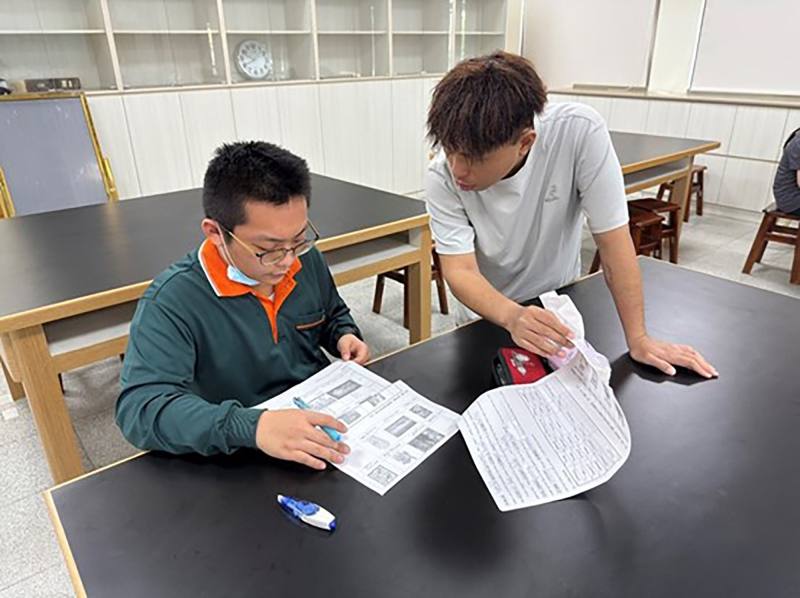 特教助理人員協助學生參加期中考特殊試場評量