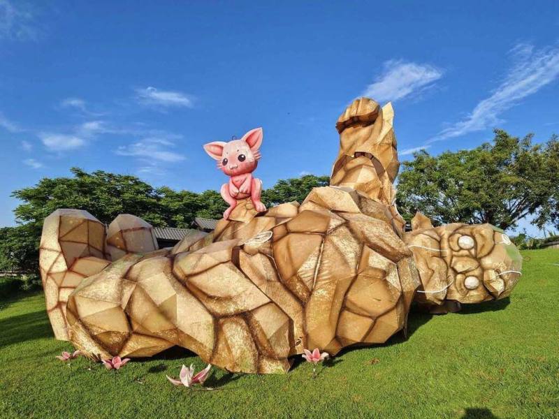 花蓮縣瑞穗鄉北回歸線標誌公園近日出現一座大型裝置藝術「躺著的巨人」，此為2025年台灣燈會主題燈飾作品之一的「奇蹟樂園的慶典：雲樂園」，原是站立式裝置，但因考量力學穩定性與現場遊客的安全，決定採用臥躺姿態呈現。（民眾提供）