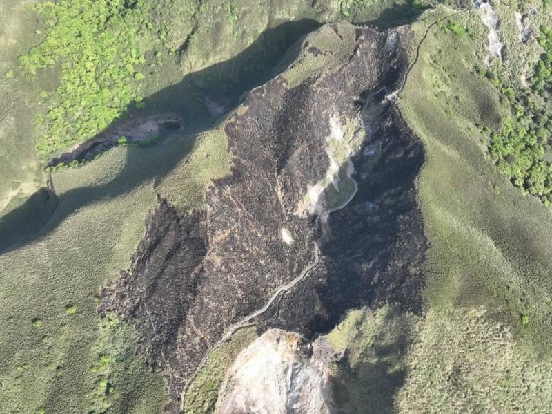 陽明山14日火災延燒超過5小時後撲滅，國家公園署說，初估燃燒面積約32公頃。（國家公園署提供）