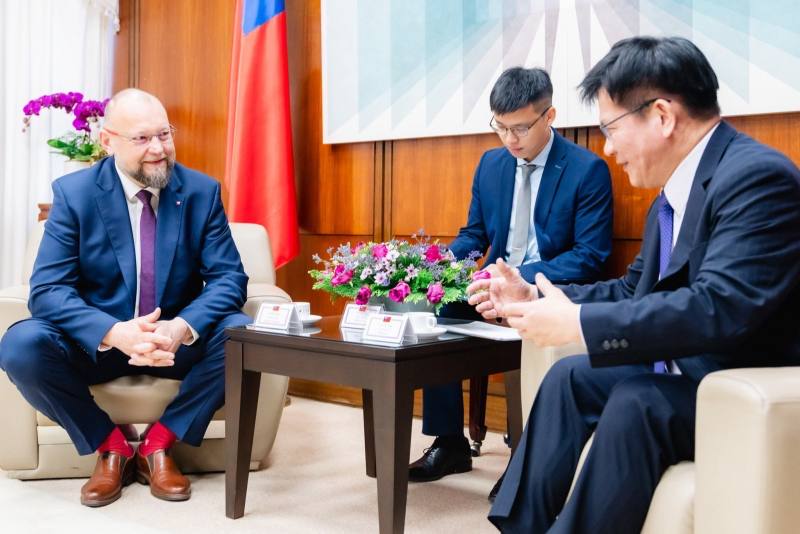 外交部長林佳龍（右）接見捷克眾議院副議長巴圖謝克（Jan Bartošek）（左），就台捷關係及認知作戰等議題交換意見